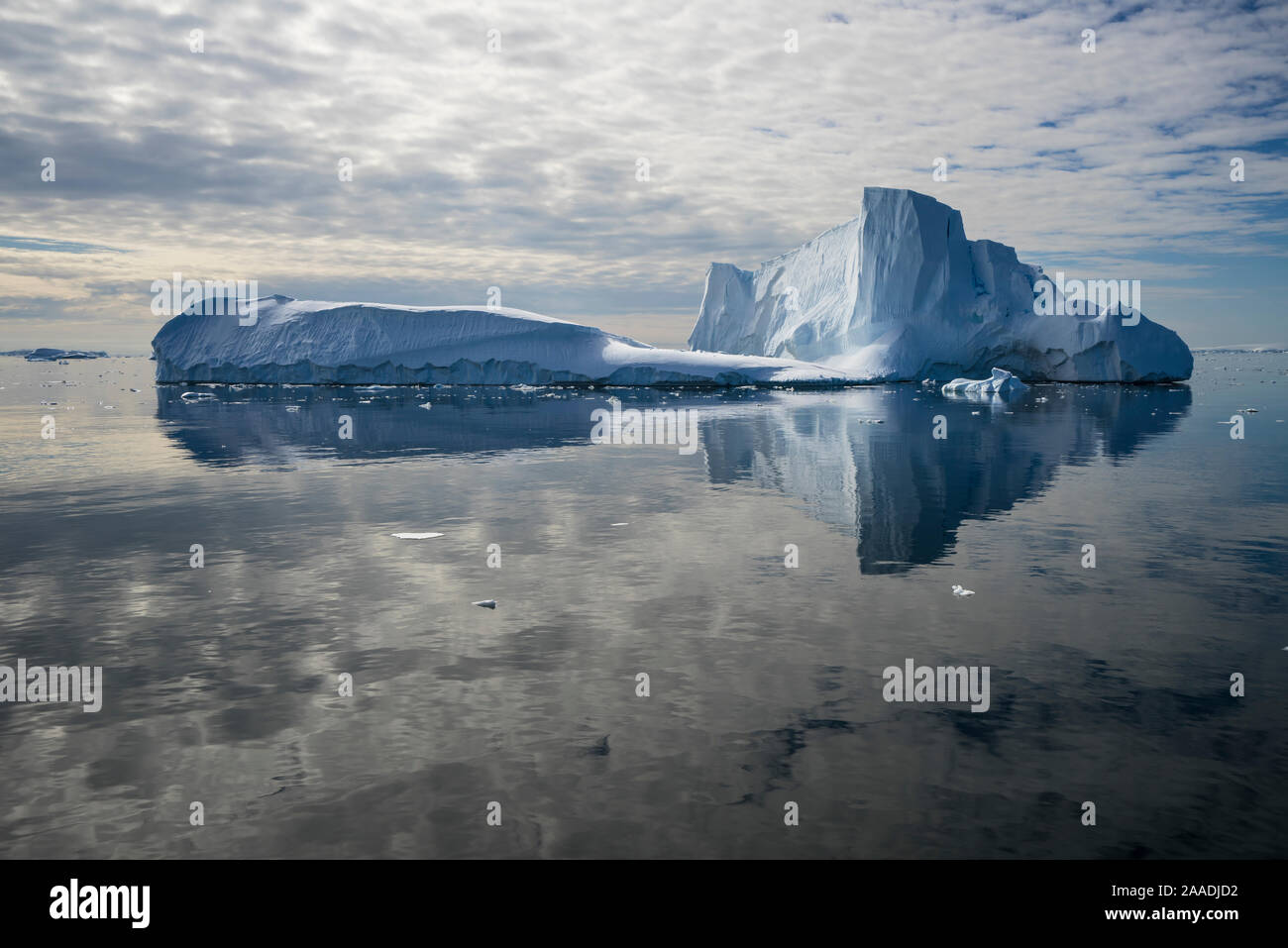 Eisberg spiegelt sich im stillen Wasser der Crystal Sound, in der Nähe von Detaille Island, Antarktische Halbinsel, Antarktis, Januar 2017. Für die Süßwasser-Projekt fotografiert. Stockfoto