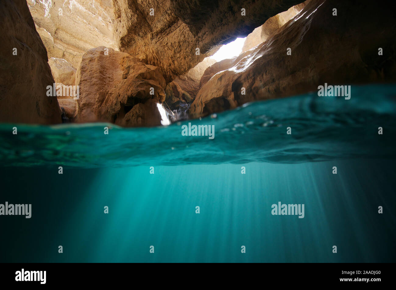 2 Ebenen Ansicht von Wasser in der Höhle im Wadi Shab-Al, Al Sharqiyah South Governorate, Sultanat von Oman. Februar. Für die Süßwasser-Projekt fotografiert. Stockfoto