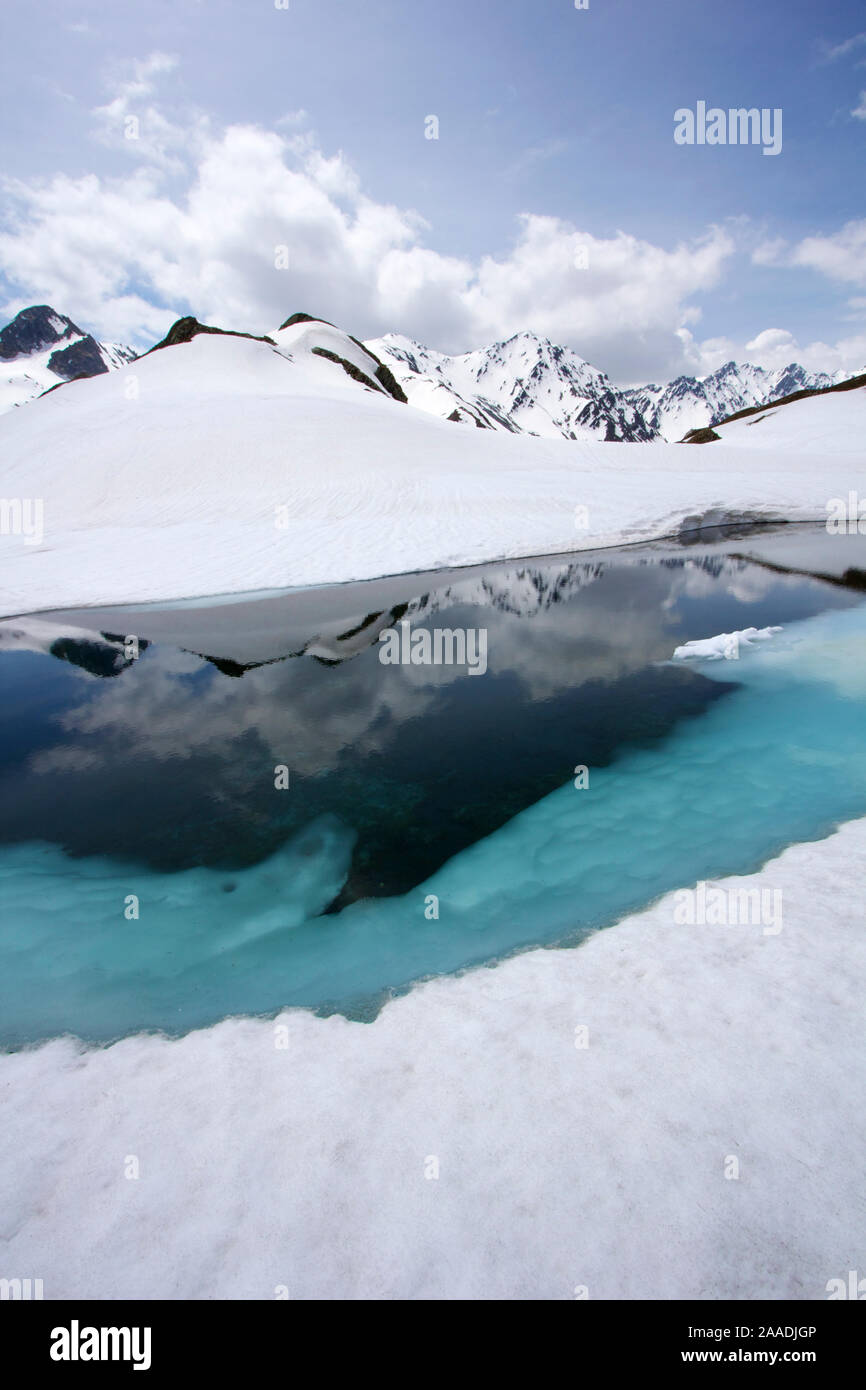 Lac de Fenetre, alpinen See, noch unter einer Eisdecke am Ende Mai, 2456 m über dem Meeresspiegel, Kanton Wallis, Schweiz. Mai 2012. Für die Süßwasser-Projekt fotografiert. Stockfoto