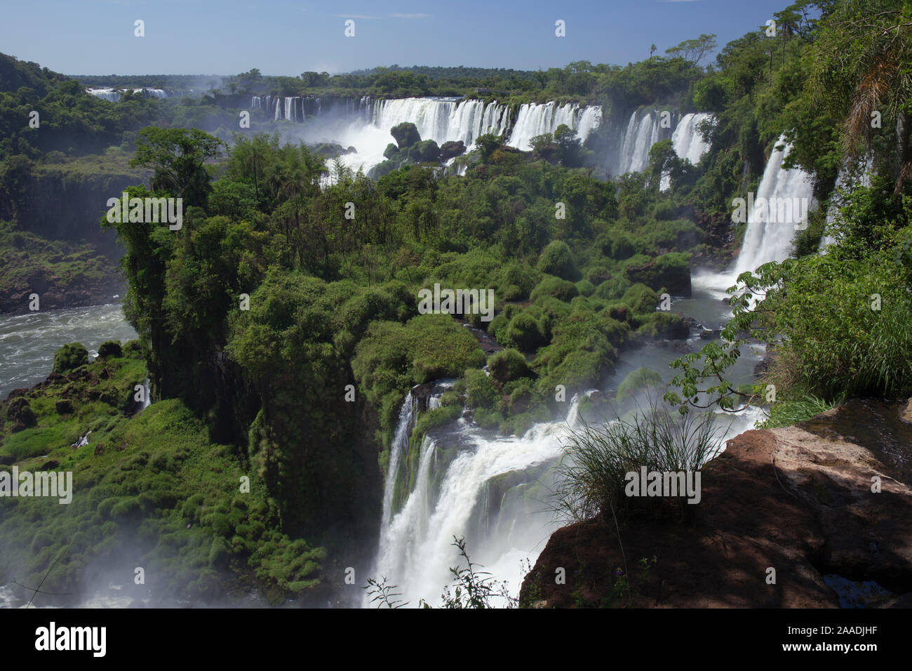 Die Iguazu Wasserfälle, Nationalpark Iguacu, Brasilien, Argentinien, November 2016. Für die Süßwasser-Projekt fotografiert. Stockfoto