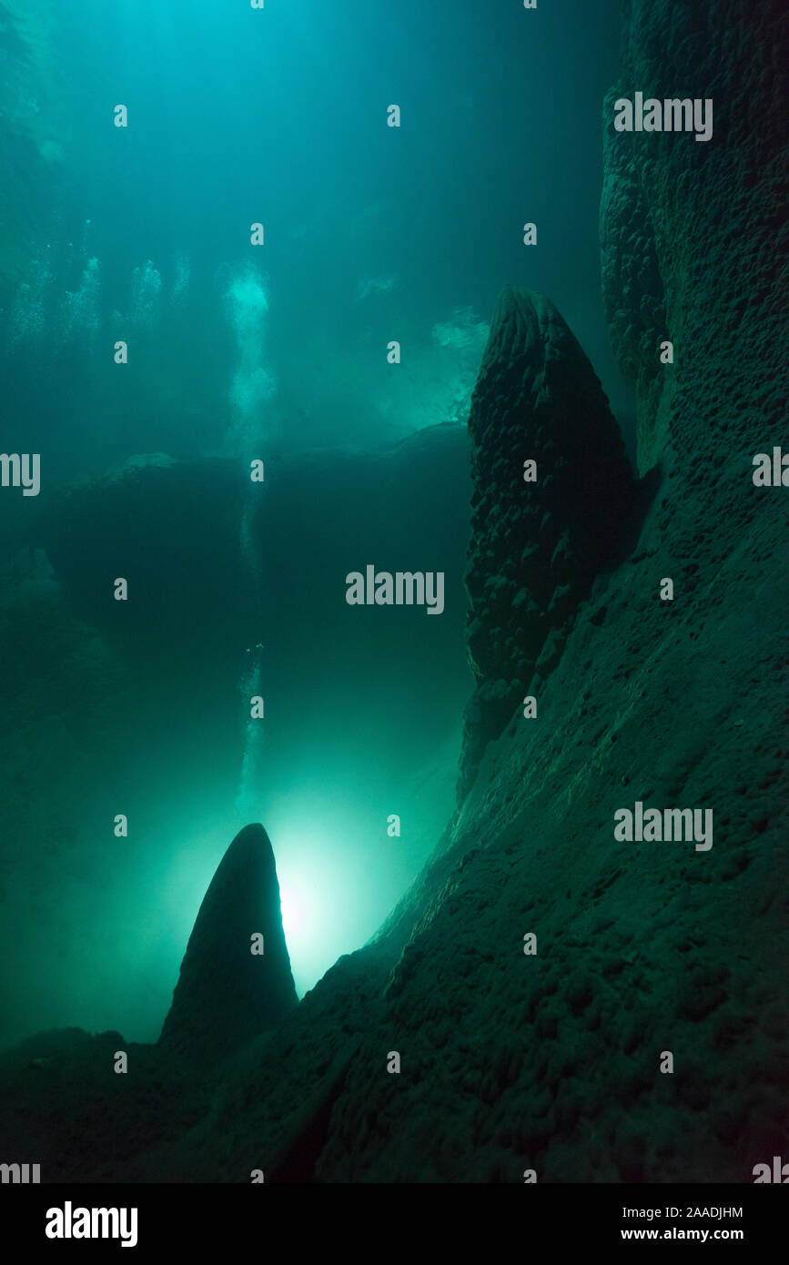 Anhumas Abgrund, einem 72 Meter tiefen Höhle, mit Unterwasser Kalkstein Kegel bis zu 20 Meter hohe, Bonito, Serra da Bodoquena Bodoquena (Gebirge), Mato Grosso del Sul, Brasilien November 2016. Für die Süßwasser-Projekt fotografiert. Stockfoto