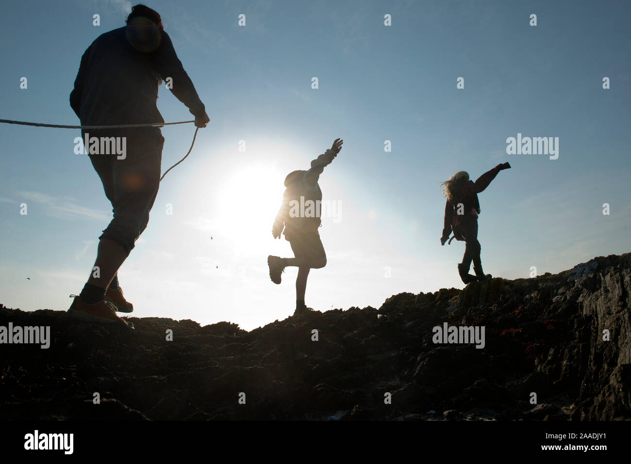Familie auf der kleinen Insel, für die Eider, Nester zu suchen. Lanan, Vega UNESCO Weltkulturerbe, Nord Norwegen, Juli 2014. Hoch gelobt, in der Mensch und Natur Kategorie von Terre Sauvage Natur Bilder Awards 2017. Stockfoto