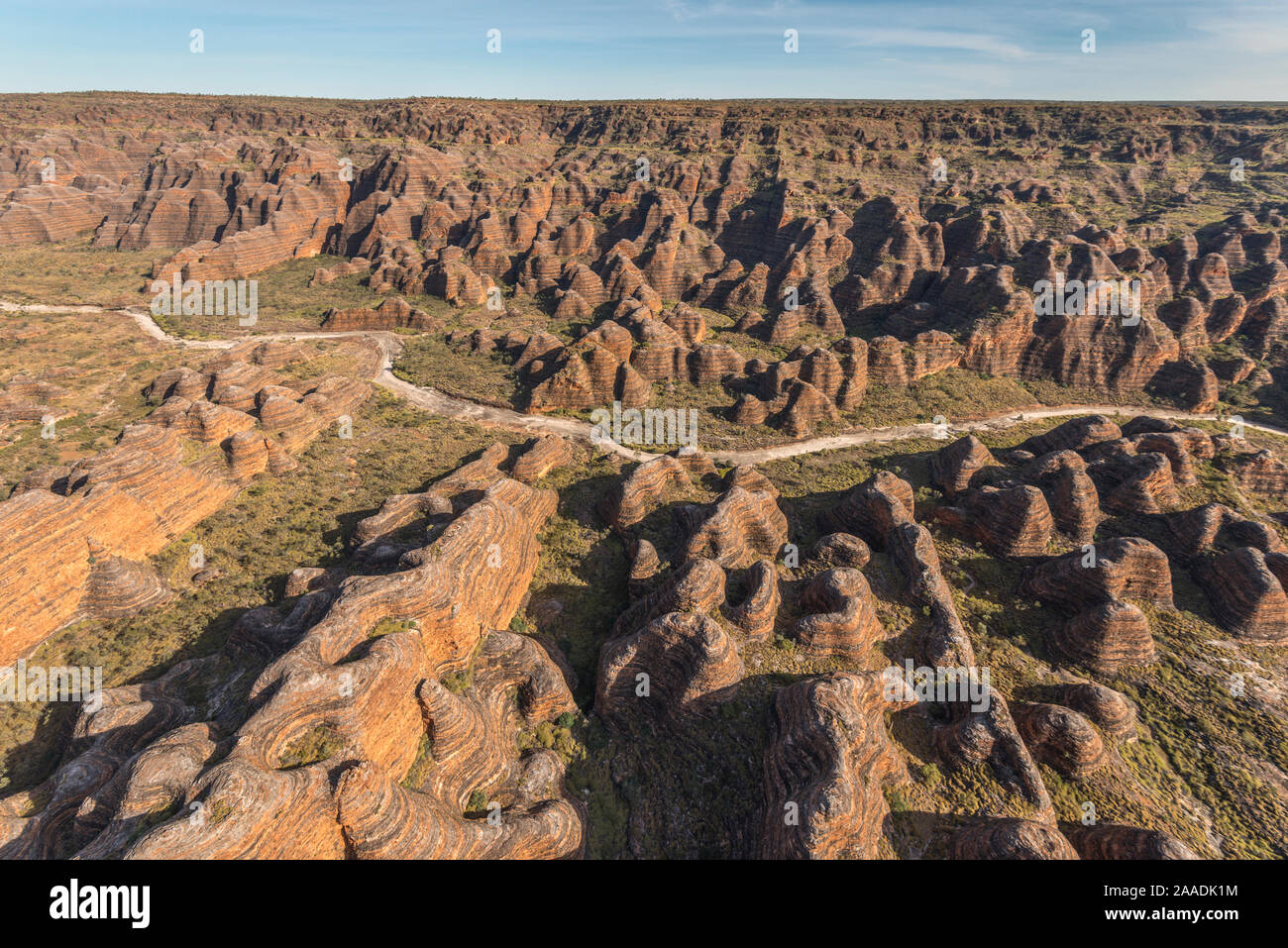 Luftaufnahme der Bungle Bungles. Die Felsformationen sind durch Erosion von Karst Sandstein verursacht, Purnululu National Park, UNESCO-Weltkulturerbe, Kimberley, Western Australia. August 2016. Stockfoto