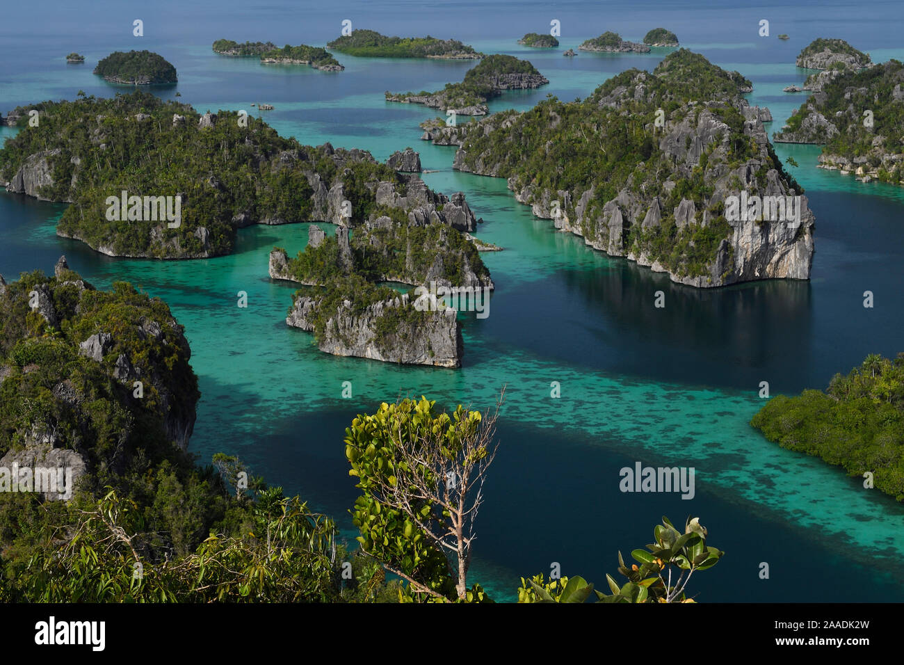 Karst Inseln im Archipel Misool, Raja Ampat, Papua Neuguinea, Indonesien. Dezember 2016. Stockfoto