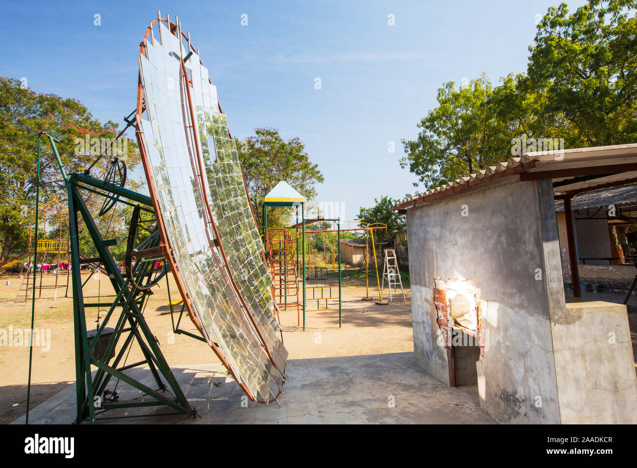 Sun die reflektierenden Spiegel Solarkocher, Muni Seva Ashram in Goraj, in der Nähe von Vadodara, Indien. Dezember 2013. Stockfoto