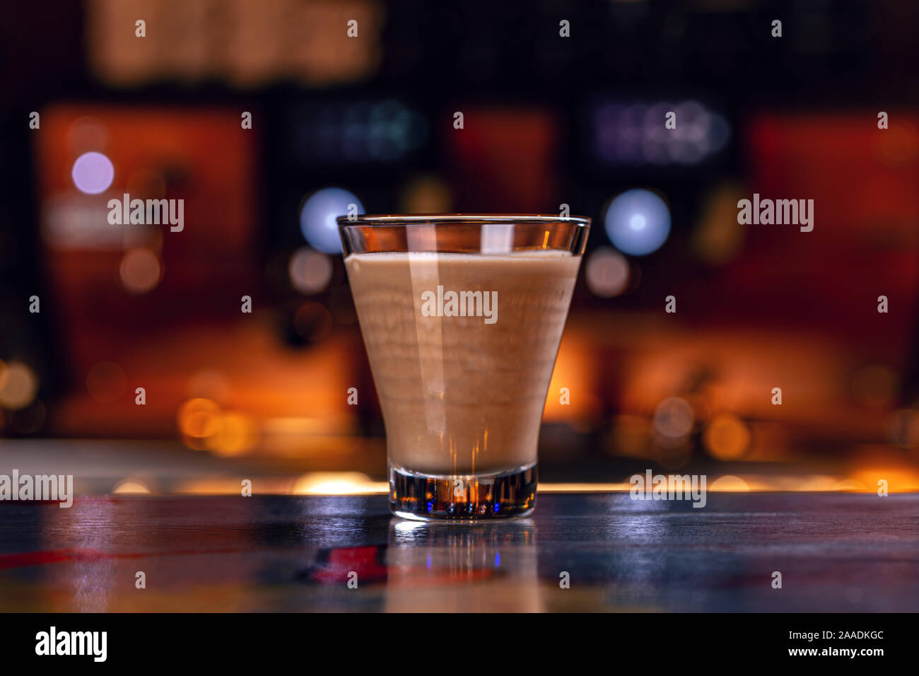 Ein Glas Tasse caffee Latte auf Theke Stockfoto