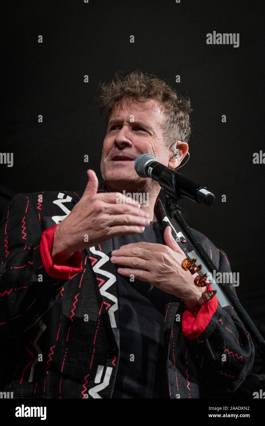 Südafrikanische Musiker und kulturelle Ikone Johnny Clegg spricht während einer seiner letzten - überhaupt Konzerte, Kirstenbosch Garden, Kapstadt, Südafrika. Stockfoto