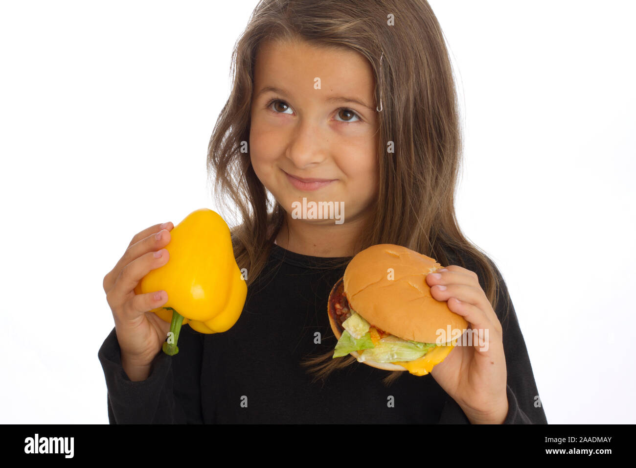 Mädchen hält Hamburger und Paprika (mr) Stockfoto