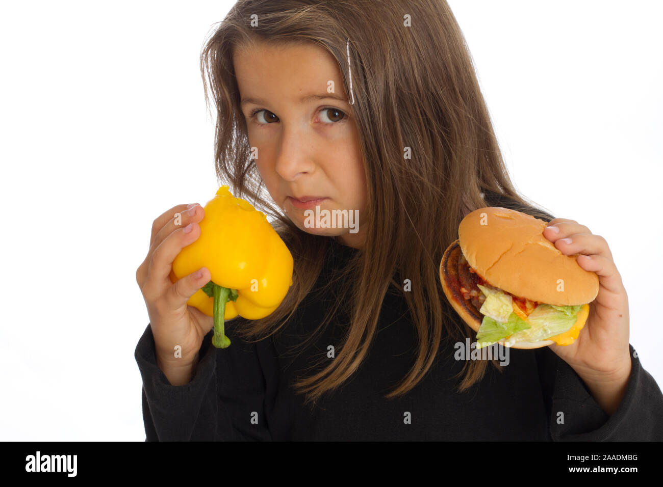 Mädchen hält Hamburger und Paprika (mr) Stockfoto