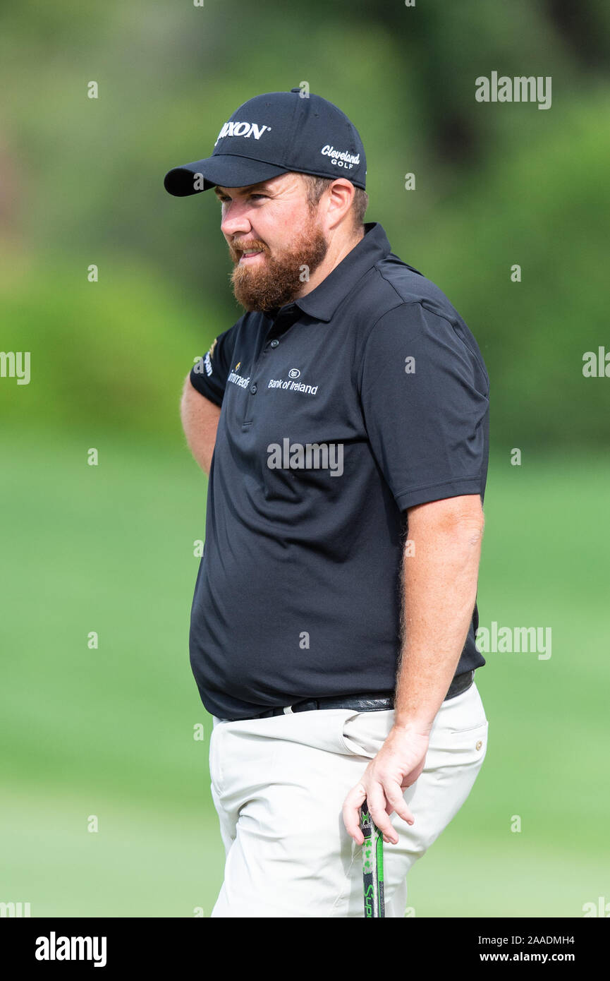 Dubai, VAE. Nov, 2019 21. Shane Lowry von Irland wartet auf dem achten Grün in Runde 1 Während der DP World Tour Meisterschaft an der Jumeirah Golf Estates, Dubai, UAE am 21. November 2019. Foto von Grant Winter. Nur die redaktionelle Nutzung, eine Lizenz für die gewerbliche Nutzung erforderlich. Keine Verwendung in Wetten, Spiele oder einer einzelnen Verein/Liga/player Publikationen. Credit: UK Sport Pics Ltd/Alamy leben Nachrichten Stockfoto
