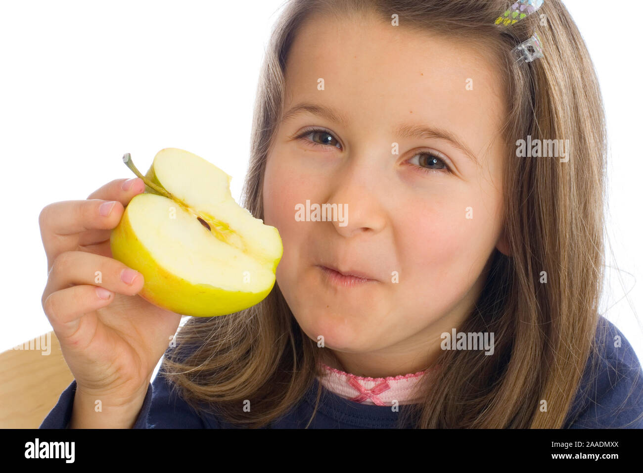 Sechsjähriges Mädchen isst Apfel (mr) Stockfoto