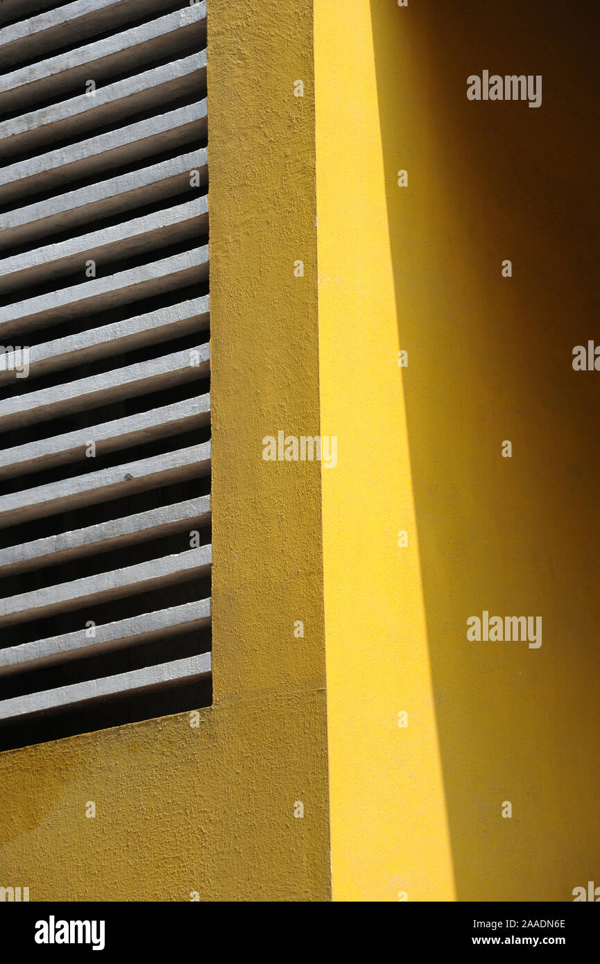 Pune; Maharashtra Indien; Dez. 2015: Südost-Asien - abstrakte und grafische Linien des gelben Farbgebäudes Stockfoto