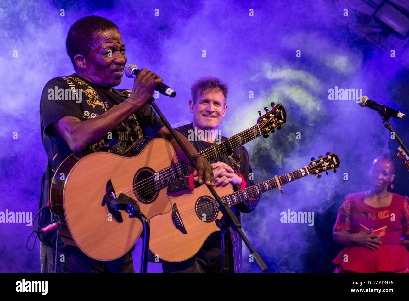 Sipho Mchunu (vorne links), langjährige Mitarbeiterin von Johnny Clegg (vorne rechts) bei einer von Johnny's Letzte - überhaupt Konzerte. Kapstadt. Stockfoto