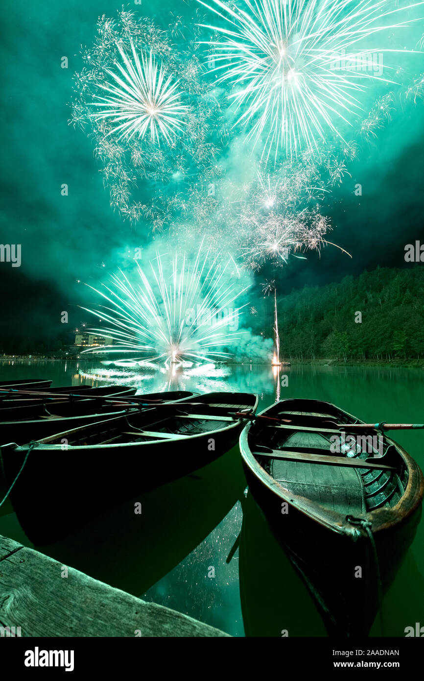 Ruderboote und Feuerwerk am See Lavarone. Trient Provinz Trentino Alto-Adige, Italien, Europa. Stockfoto