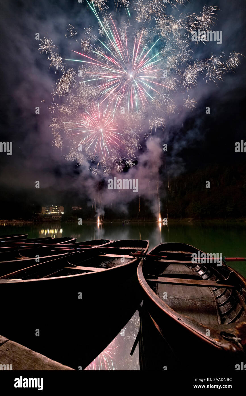 Ruderboote und Feuerwerk am See Lavarone. Trient Provinz Trentino Alto-Adige, Italien, Europa. Stockfoto