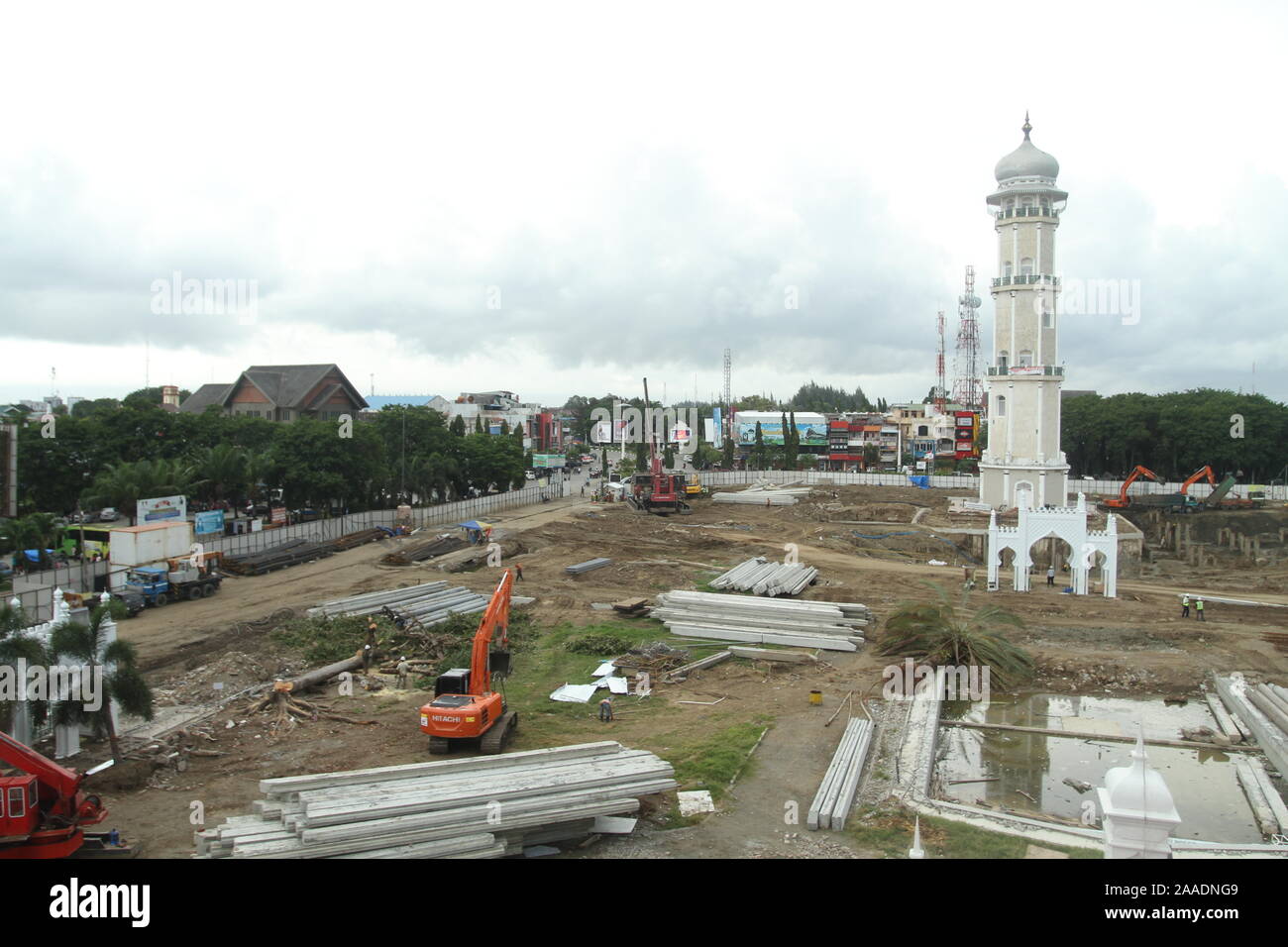 Phasen der Projektarbeit 12 Einheiten der elektrischen Regenschirme im Innenhof der Großen Moschee Baiturrahman, Banda Aceh, Sumatra, Indonesien zu bauen Stockfoto