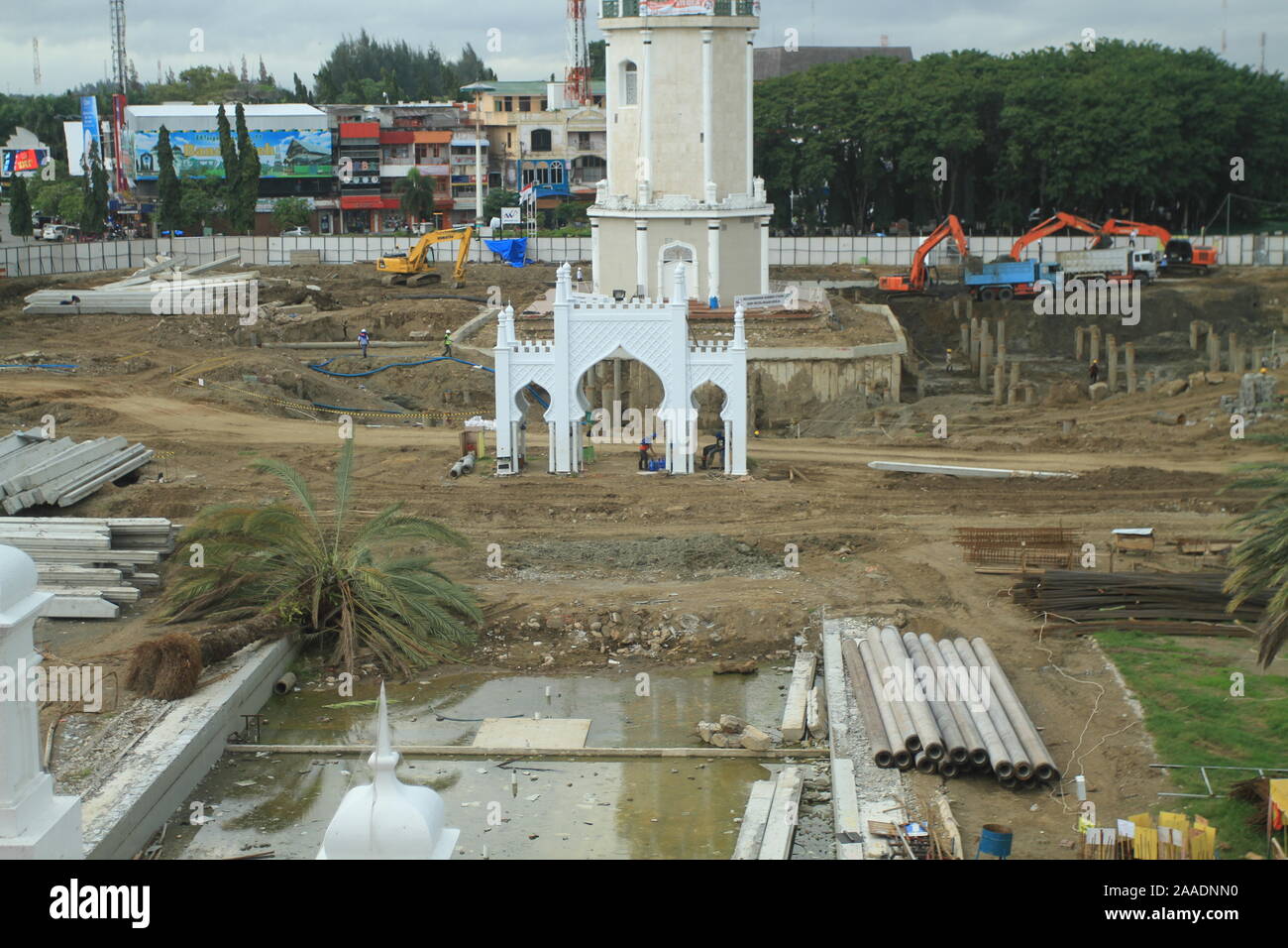 Phasen der Projektarbeit 12 Einheiten der elektrischen Regenschirme im Innenhof der Großen Moschee Baiturrahman, Banda Aceh, Sumatra, Indonesien zu bauen Stockfoto