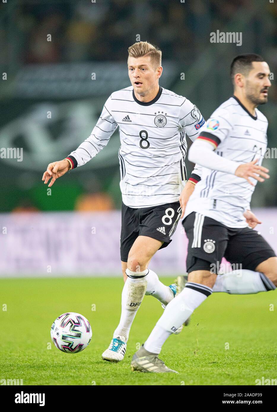 Toni Kroos (GER) Action, r. Ilkay GUENDOGAN (Gvºndogan, GER) Fussball Laenderspiel, EM-Qualifikation, Gruppe C 9.Spieltag, Deutschland (GER) - Belarus (BLR) 4:0, 16.11.2019, Borussia Mönchengladbach/Deutschland. € | Nutzung weltweit Stockfoto