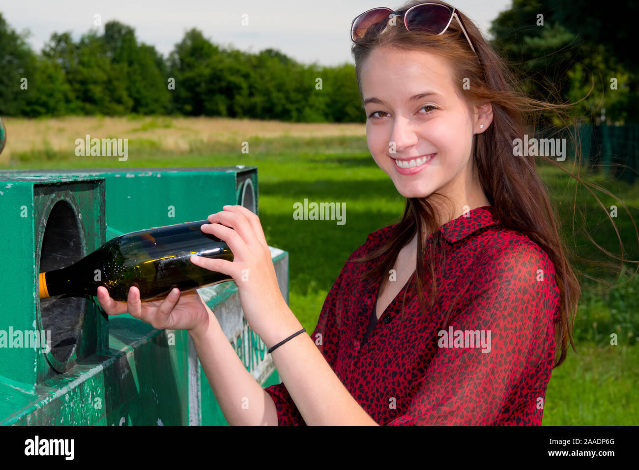 Junge Frau am Altglascontainer (mr) Stockfoto