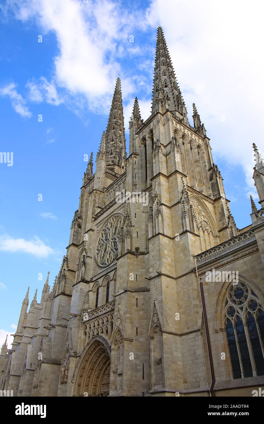 Schöne Kathedrale St. Andre, die aus dem 12. und dem 14. Jahrhundert und ist ein UNESCO-Weltkulturerbe, in der Mitte der Stadt, Bordeaux, Fran Stockfoto Schöne Kathedrale St. Andre, die aus dem 12. und dem 14. Jahrhundert und ist ein UNESCO-Weltkulturerbe, in der Mitte der Stadt, Bordeaux, Fran Stockfoto