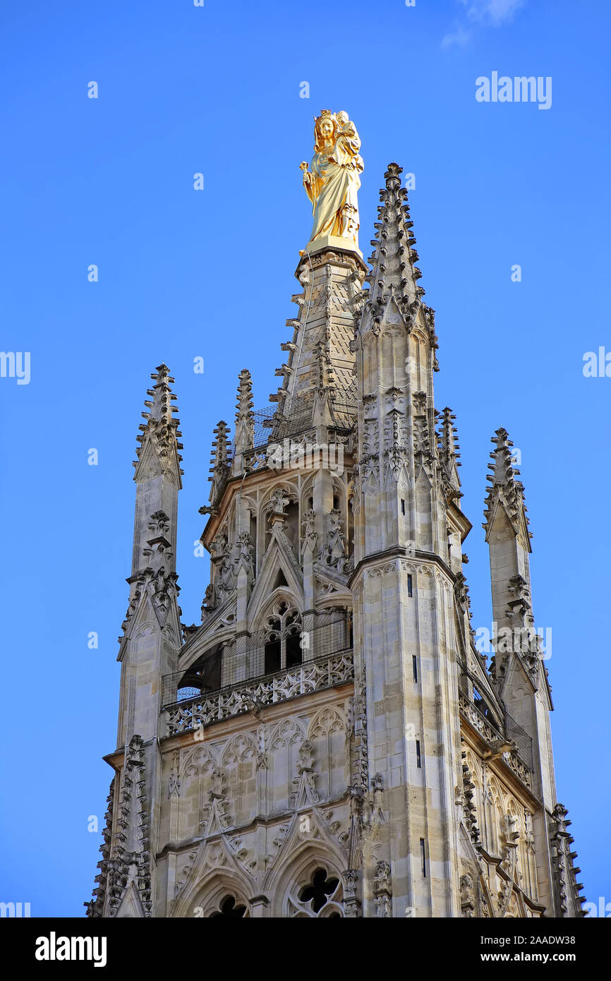 Oben auf dem Turm der schönen Kathedrale St. Andre, die aus dem 12. und dem 14. Jahrhundert und ist ein UNESCO-Weltkulturerbe, in der Mitte des Stockfoto Oben auf dem Turm der schönen Kathedrale St. Andre, die aus dem 12. und dem 14. Jahrhundert und ist ein UNESCO-Weltkulturerbe, in der Mitte des Stockfoto