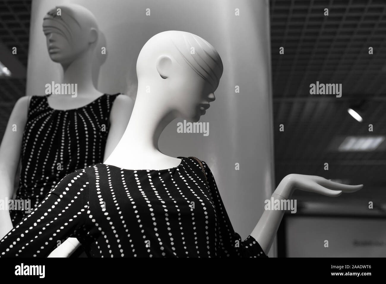 Stilvolle Glamour weibliche Schaufensterpuppe in schwarzem Kleid gekleidet Stockfoto