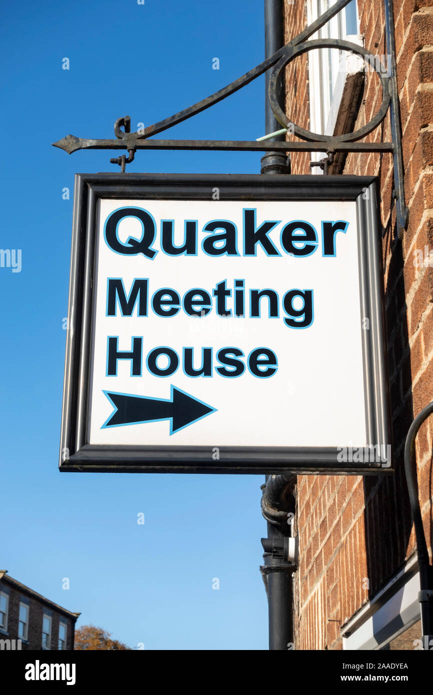 Nahaufnahme des Hängeschilds des Quaker Meeting House außen Thirsk North Yorkshire England Großbritannien Großbritannien Großbritannien Großbritannien Großbritannien Großbritannien Großbritannien Großbritannien Großbritannien Großbritannien Großbritannien Stockfoto