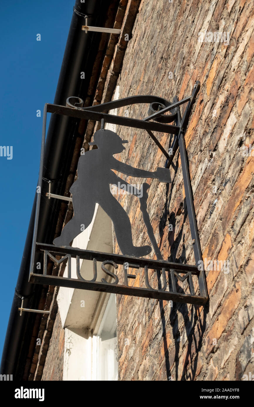 Schild mit Silhouette von Thomas Lord Gründer von Lords Cricket Ground auf seinem ehemaligen Haus jetzt ein Museum Thirsk North Yorkshire England Großbritannien Stockfoto