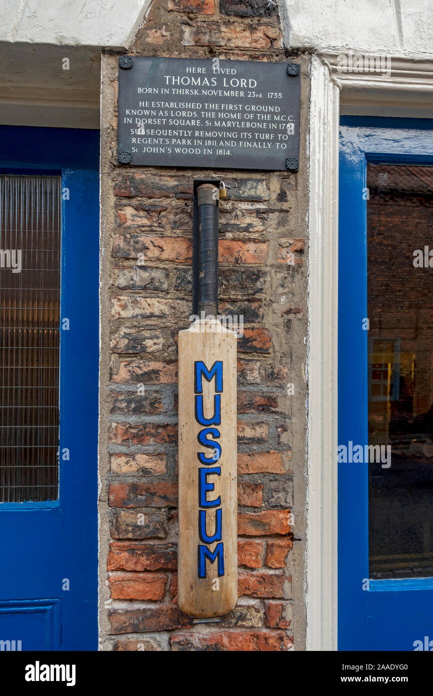 Plakette Thomas Herr, Gründer der Lords Cricket Ground auf seinem ehemaligen Zuhause jetzt ein Museum Thirsk North Yorkshire England UK Vereinigtes Königreich GB zu gedenken. Stockfoto