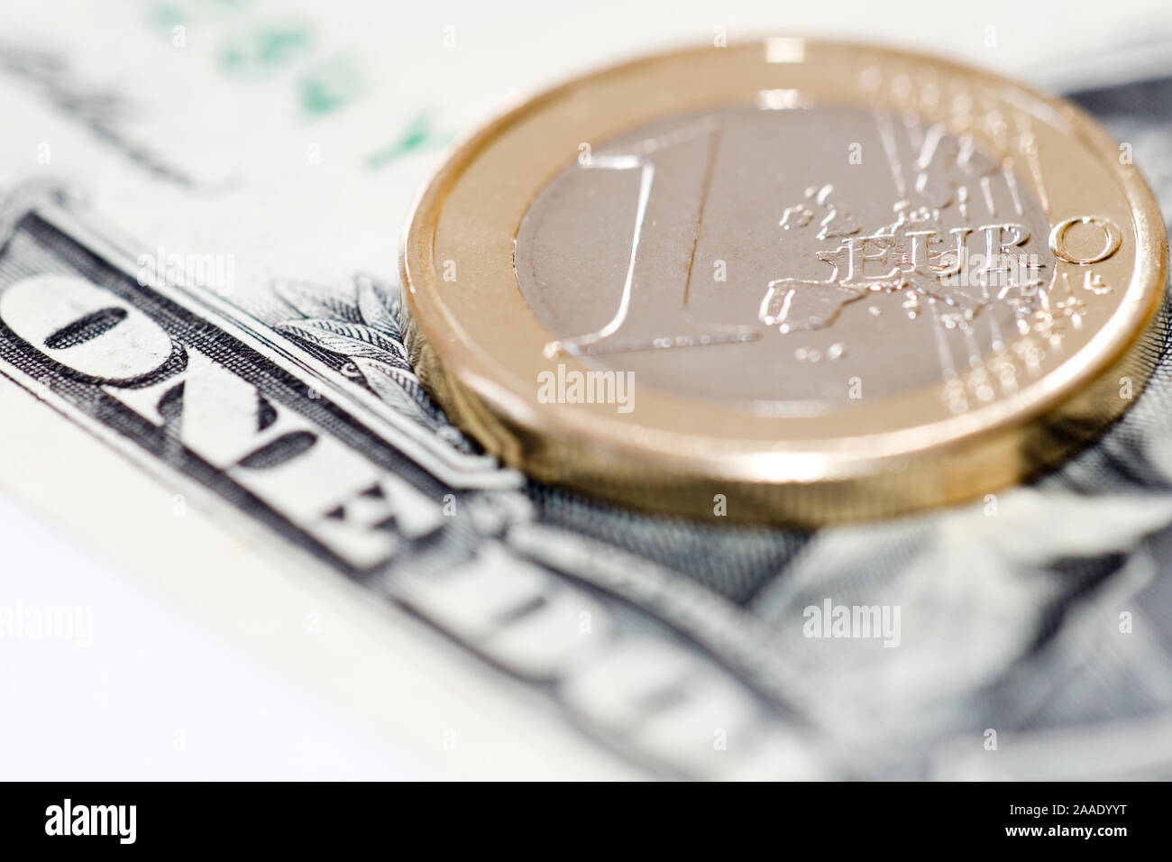 Ein-Euro-Münzen und-Dollar-Schein Stockfoto