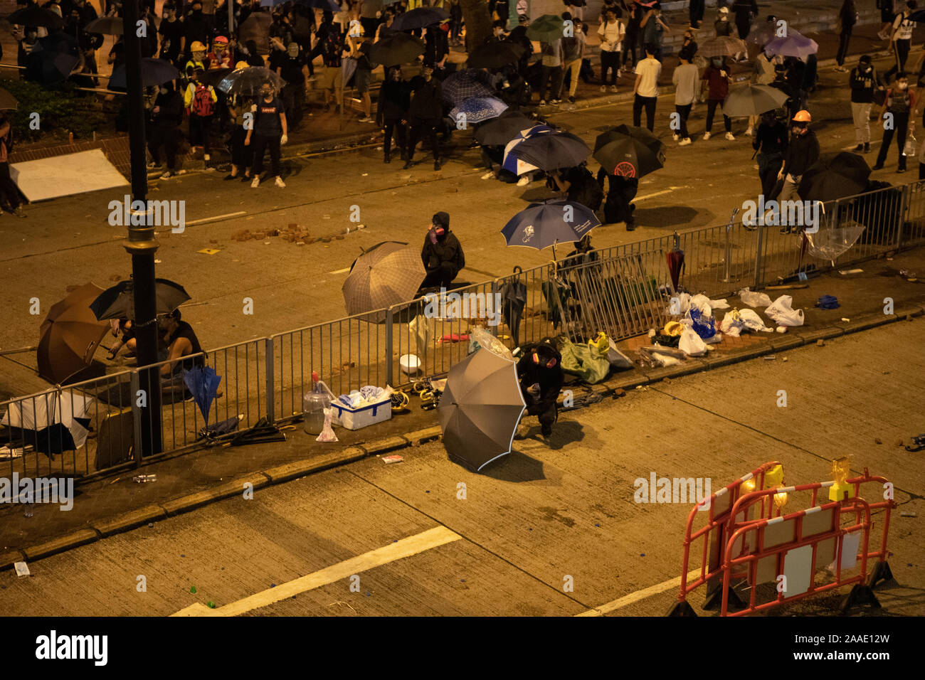 Pro Demokratie Demonstranten griffen Polizisten Linien Ressourcen weg von Poly US zeichnen Stockfoto