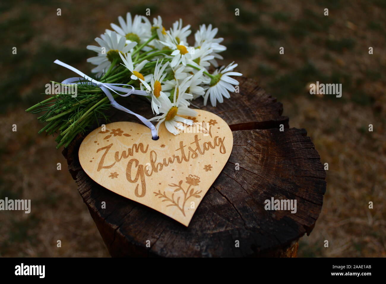 Das Bild zeigt die Happy birthday Grüße auf ein Herz mit Blumen  Stockfotografie - Alamy