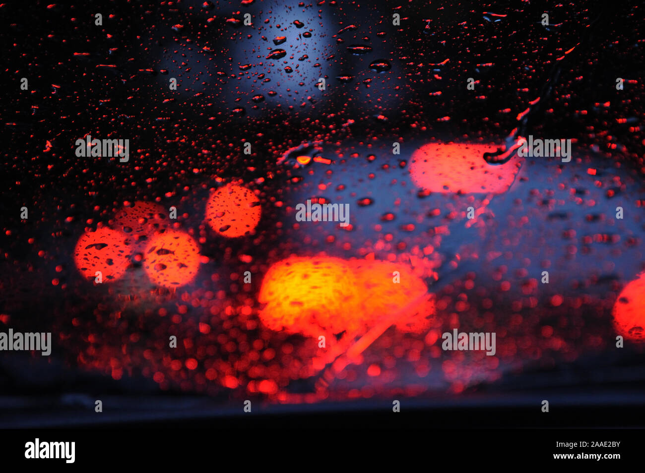 Pune; Maharashtra; Indien; Dez. 2015: Asien - Verschwommenes Bild, abstrakt, Wassertropfen auf blauer Motorhaube Farblicht sieht aus wie ein Planet am Himmel Stockfoto