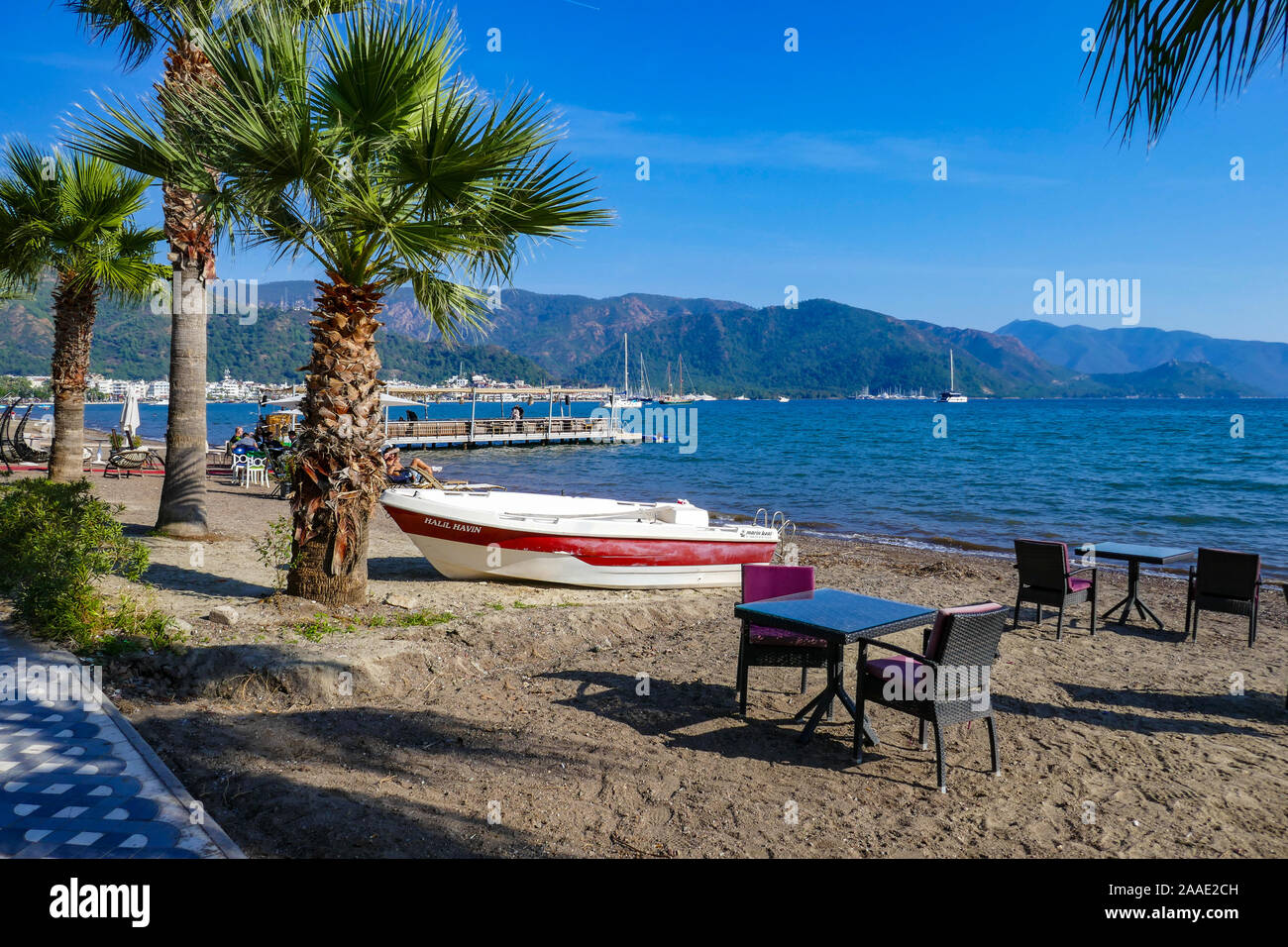 Rot-weiße, Boot, Restaurant im Meer, Strände im Herbst in Marmaris, Mugla, Türkei, Mittelmeer Stockfoto