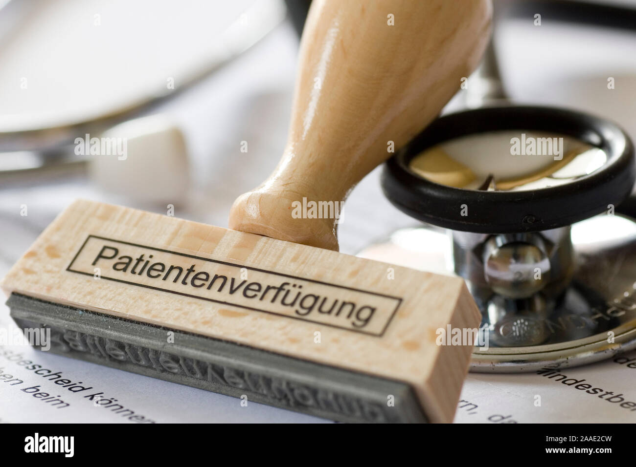 Stempel mit Aufschrift Patientenverfügung Balatonfüred in Krankenkassenunterlagen und einem Stethoskop Stockfoto
