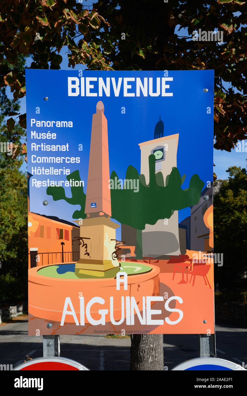 Stadt anmelden oder Schild am Eingang Willkommen in Aiguines Dorf Werbung das Dorf mit einem Stilisierten und Blick auf das Dorf Var Provence Frankreich Stockfoto