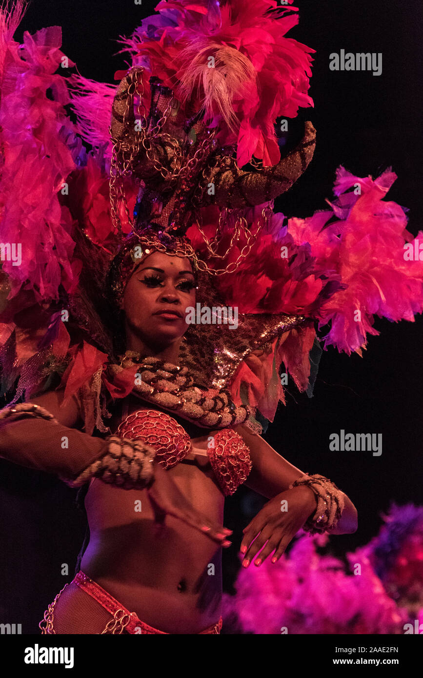 Eine Truppe von Tänzerinnen auf eine Open-Air-Bühne, die vor den Augen der Gäste im Tropicana Nachtclub außerhalb von Havanna in Kuba Stockfoto