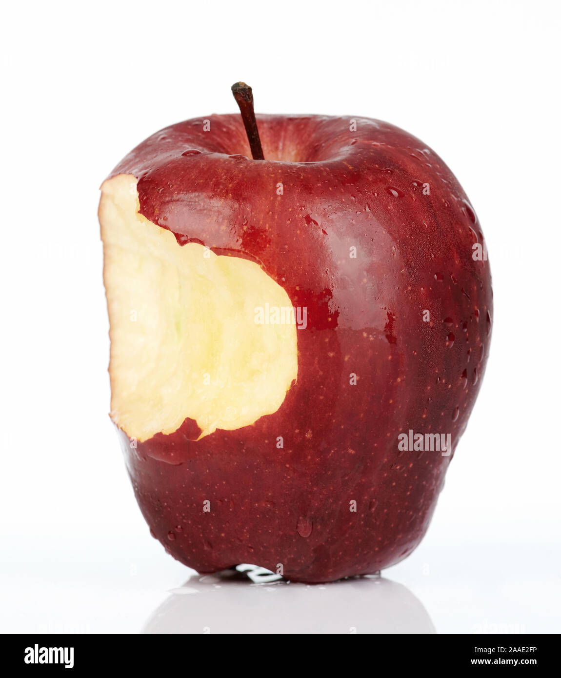 Ein Biss auf roter Apfel auf weißem Hintergrund Stockfoto
