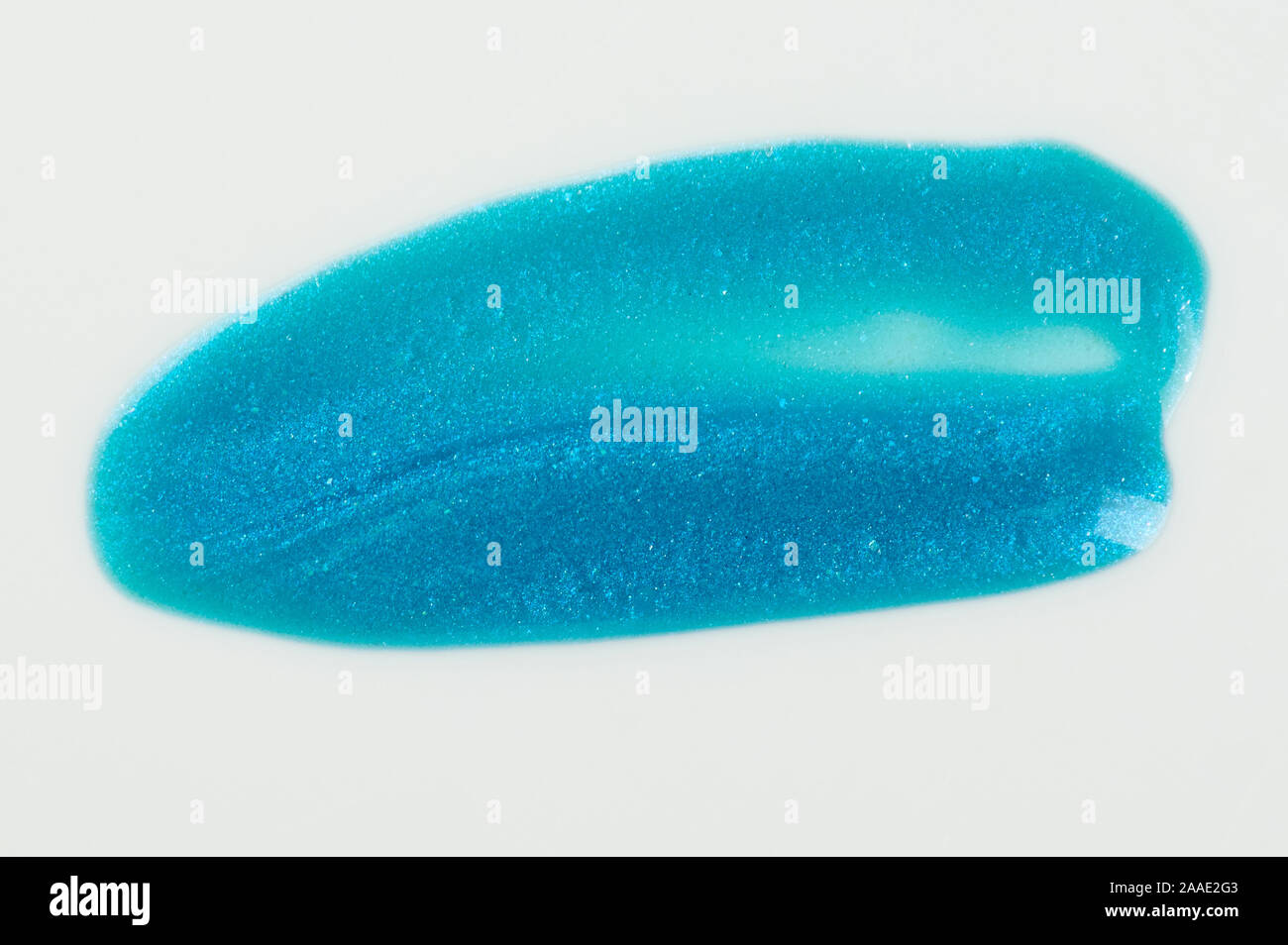 Blue Sparkle Pinselstrich auf weißem Hintergrund Nahaufnahme isoliert Stockfoto
