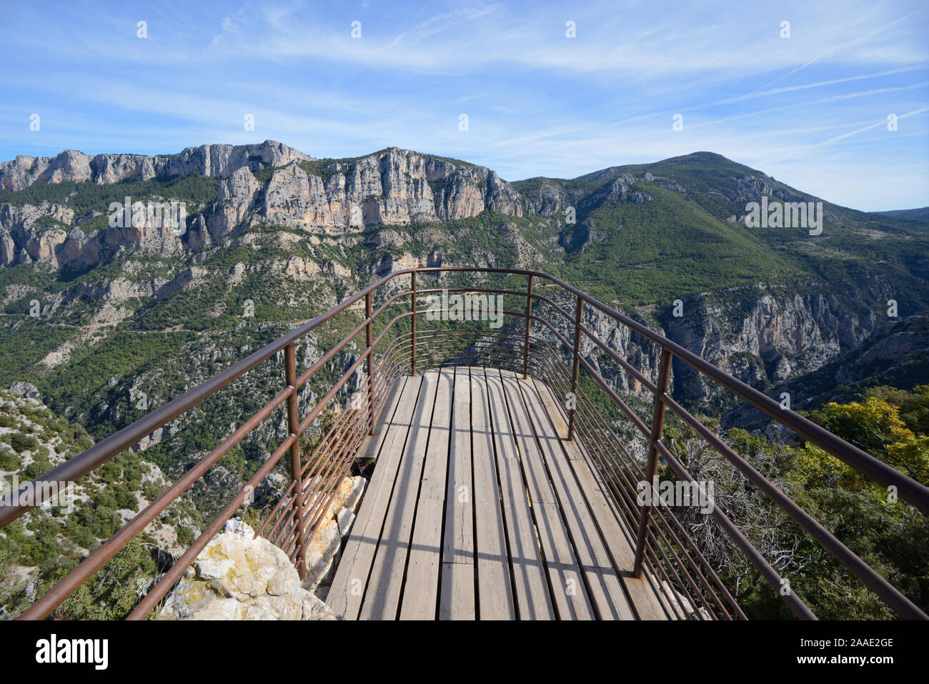 Aussichtspunkt, übersehen, malerischen Aussichtspunkt, Aussichtspunkt, Lookout oder Belvedere du Col d'Illoire & Klippen der Verdon Schlucht Provence Frankreich Stockfoto