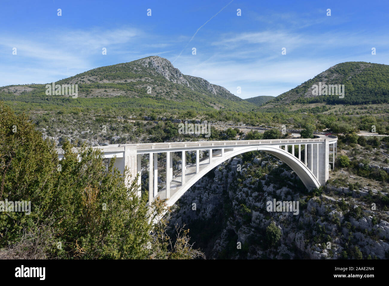 Single Span Stahlbeton Brücke Pont de l'Artuby oder Pont de Chaulière (1940) & Spitzen oder Gipfeln der Verdon Schlucht Park, Var Provence Frankreich Stockfoto