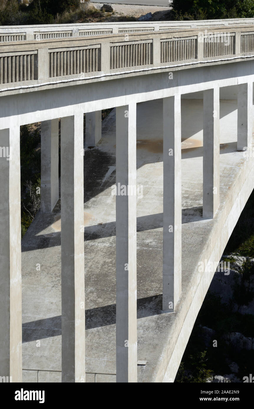 Strukturelle Details einschließlich Stahlbetonsäulen von Pont de l'Artuby oder Pont de Chaulière (1940) Verdon Schlucht Provence Frankreich Stockfoto