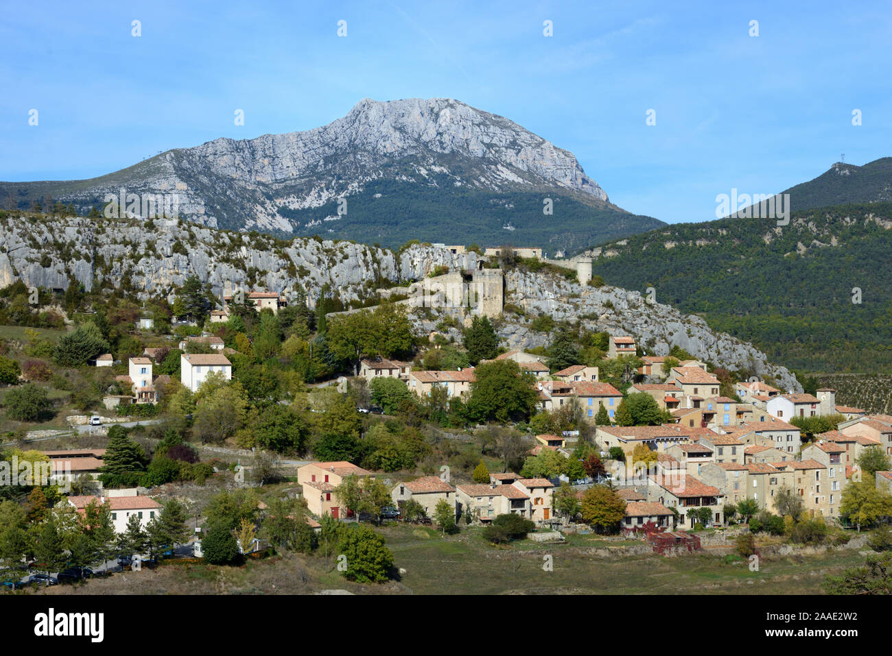 Historische Dorf Trigance Dominiert von Mont Robion (1660 m) in der Verdon Schlucht Var Provence Frankreich Stockfoto