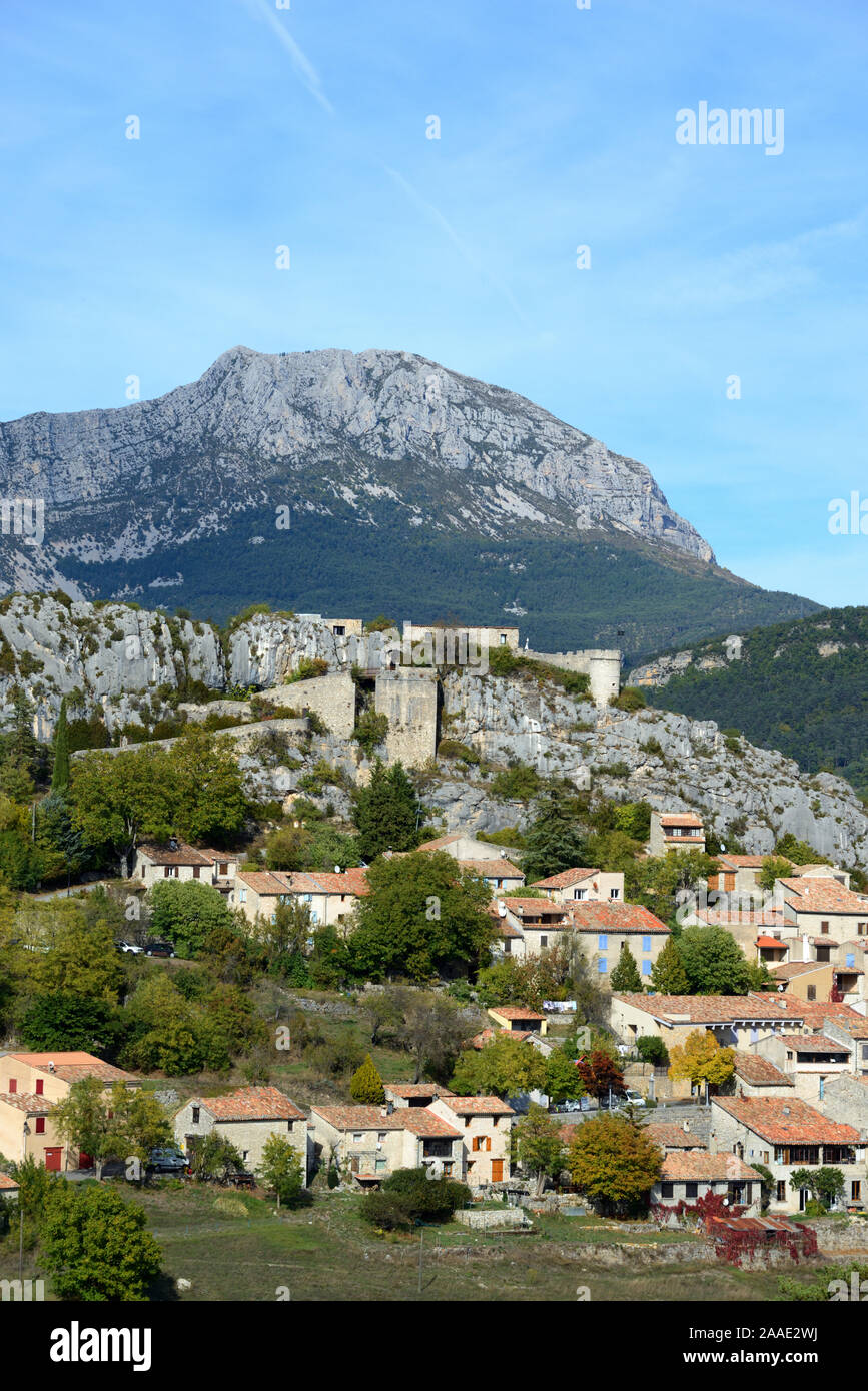 Historische Dorf Trigance Dominiert von Mont Robion (1660 m) in der Verdon Schlucht Var Provence Frankreich Stockfoto