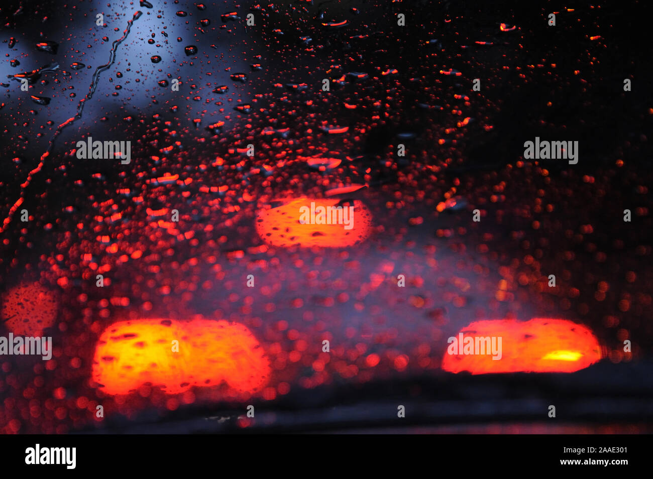 Pune; Mharashtra; Indien; 31.12.2015: Asien - verschwommenes Bild, Abstract, Wassertropfen auf blaues Auto Motorhaube Farbe Licht wie einen Planeten am Himmel Stockfoto