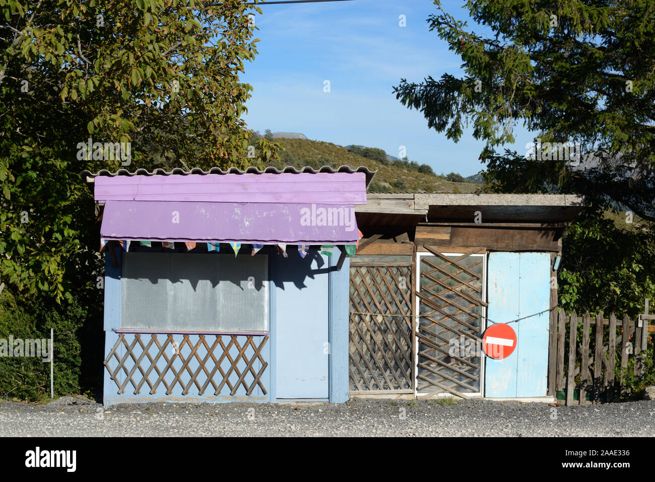 Neben Saison am Straßenrand Holz Stall oder Kiosk Col de Leques Pass in der Nähe von Bagnols-sur-Verdon Parc Naturel Régional Alpes-de-Haute-Provence Provence Frankreich Stockfoto