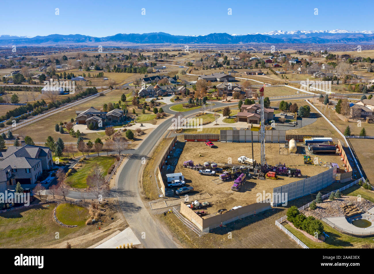 Broomfield, Colorado - ein Öl Bohrinsel neben Wohnungen in einem schnell wachsenden Vorort von Denver. Über den Klimawandel und Auswirkungen auf die Gesundheit, anti-d Stockfoto