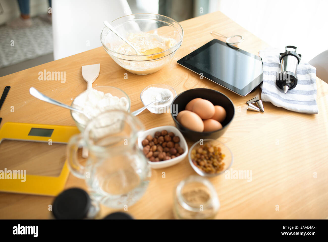 Küche Tisch mit cookie Zutaten Stockfoto