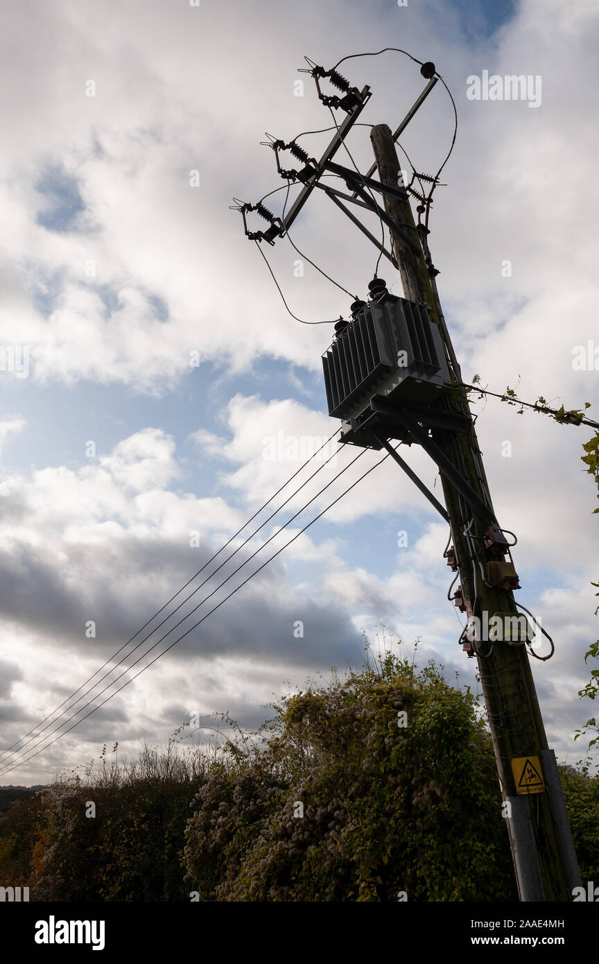 Mini Sub Station, Overhead drei Phase Strom step-down Trafo auf Außerhalb hölzerne Stange Stockfoto