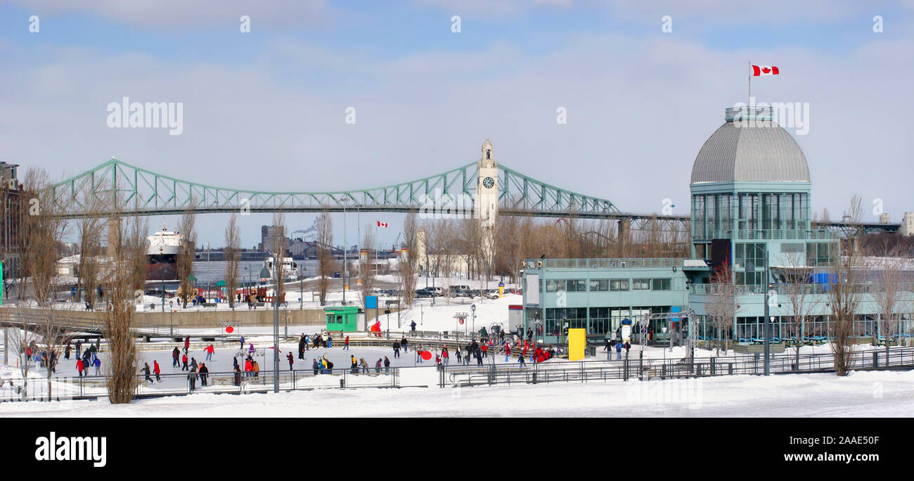 Alten Hafen von Montreal Eislaufplatz mit Jacques Cartier Brücke auf dem Hintergrund im Winter, Kanada Stockfoto